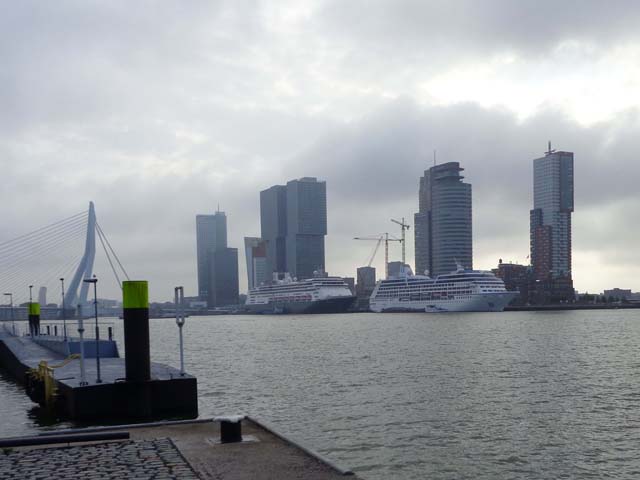Cruiseschip ms Nautica van Oceania Cruises aan de Cruise Terminal Rotterdam